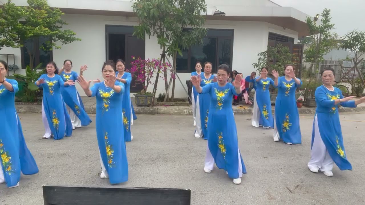 Dân vũ . Hãy đến với con người Việt Nam tôi. Câu lạc bộ phụ nữ phố 8 phường Quảng Phú.