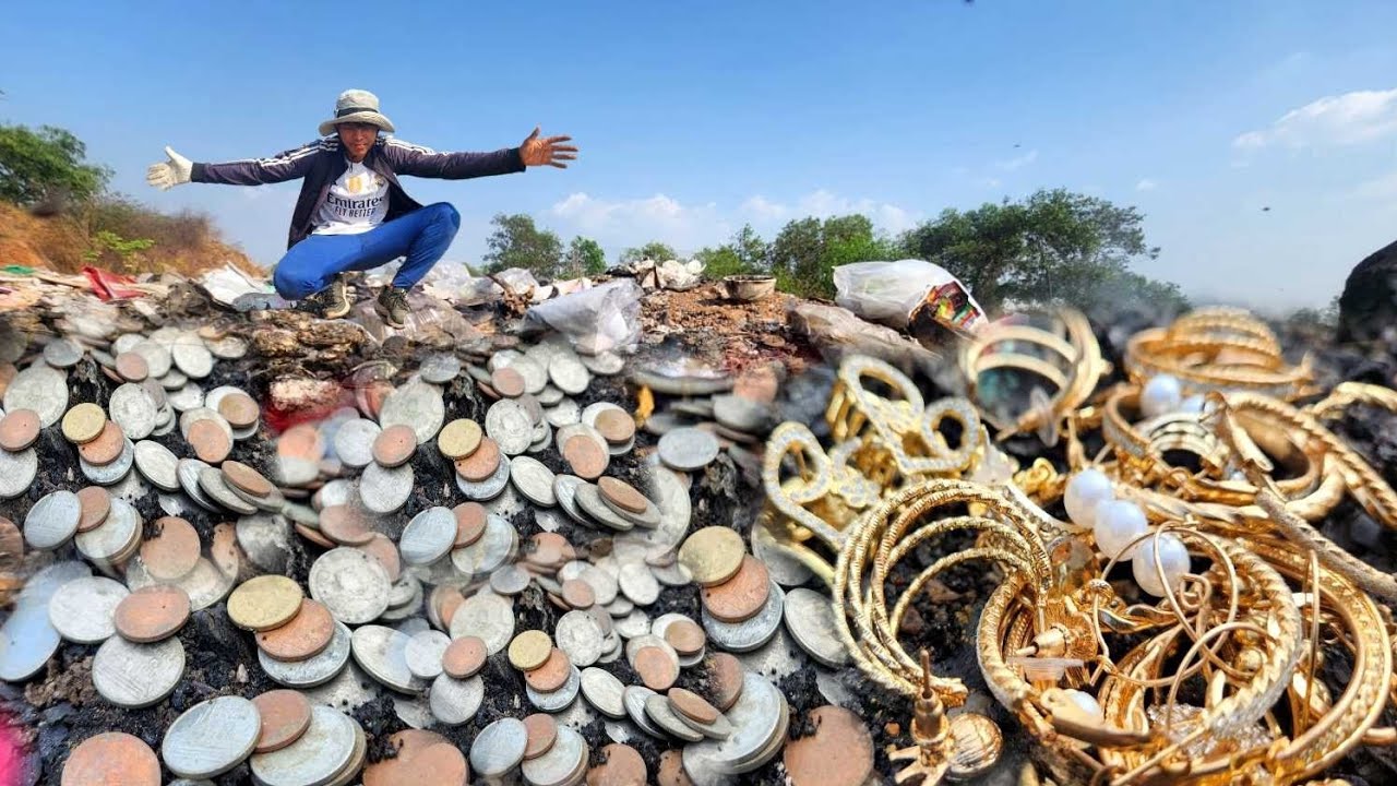 Wow wow Old jewelry and coin in an old bottle buried in a pile of trash 😱😱🗑️🗑️