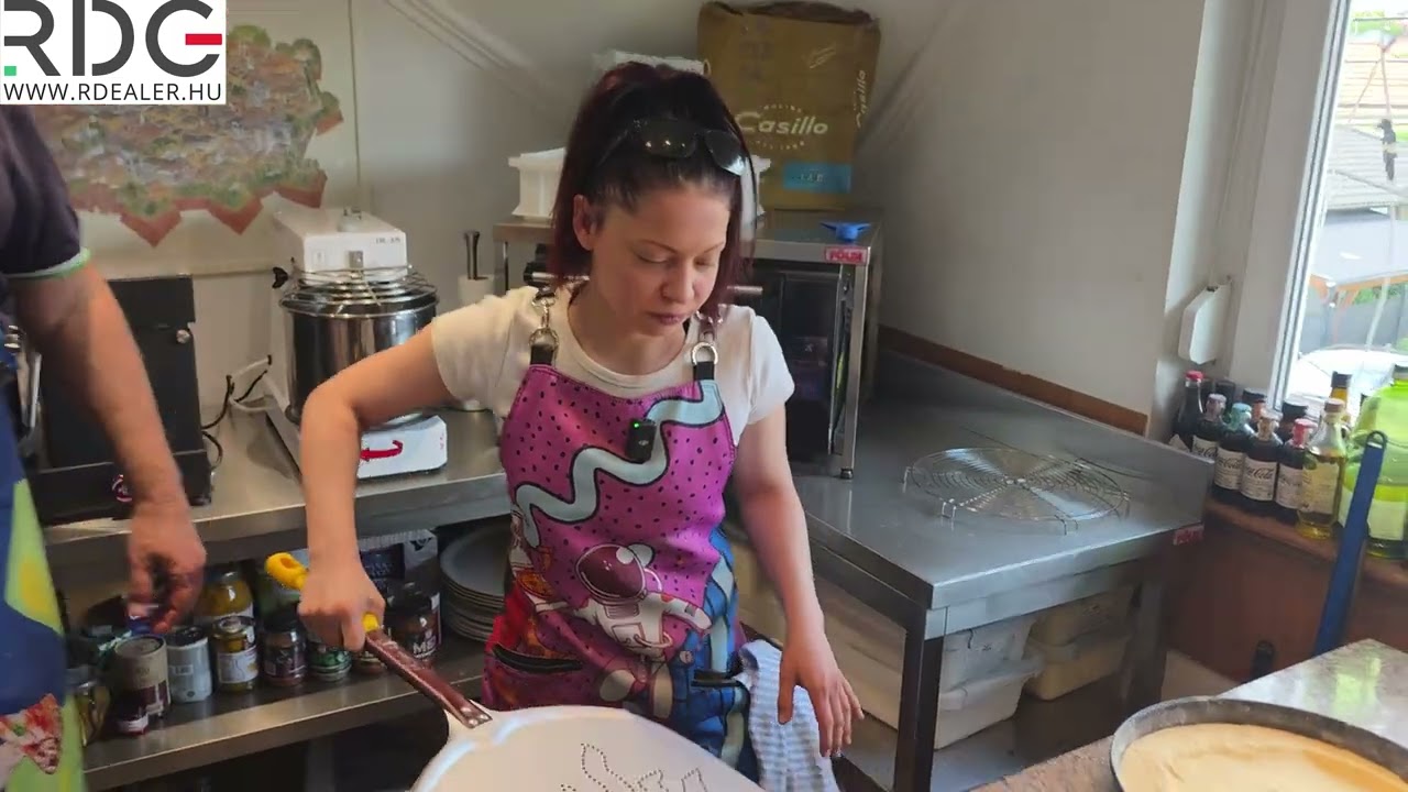 Női pizzaszakács teszteli a Cuppone He400 as kemencét Margherita-plussz pizza sütése!
