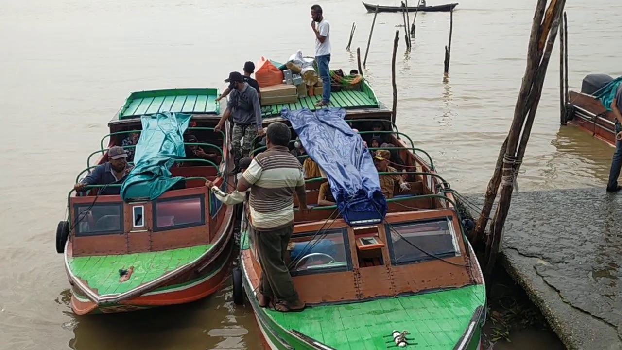 Suasana pagi TEMBIlAHAN di pelabuhan, mau berangkat ke daerah