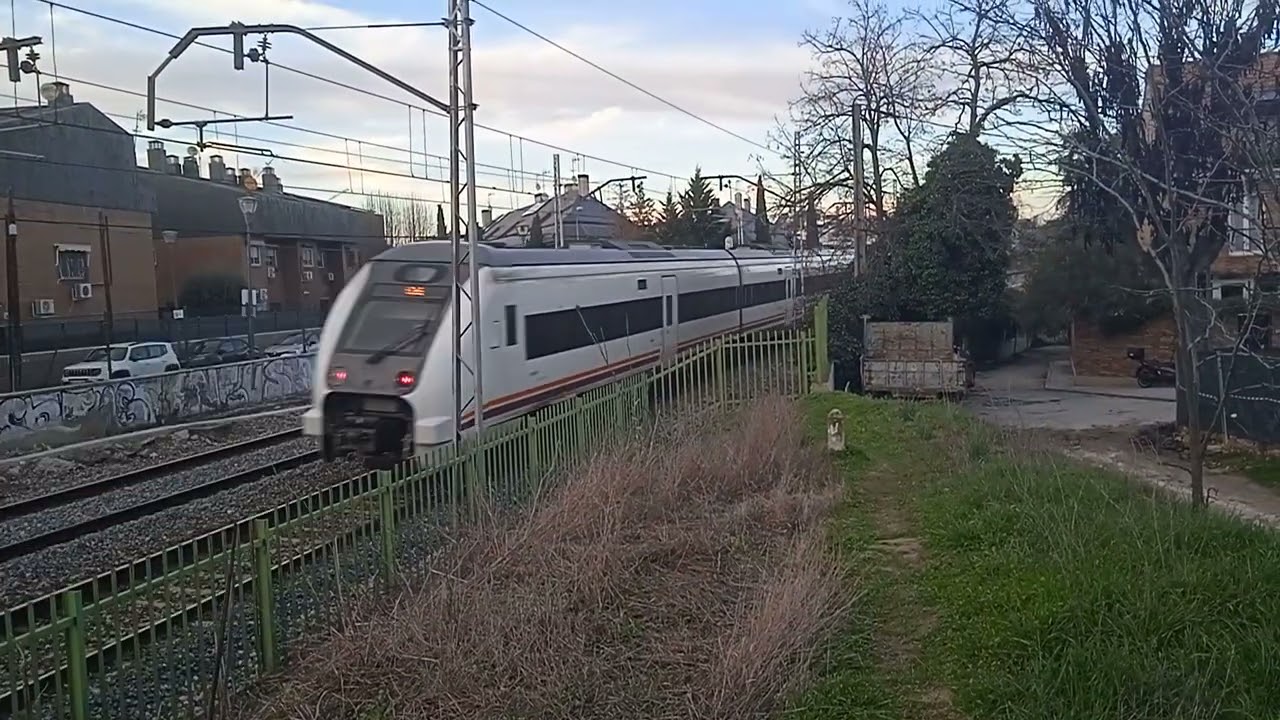 Renfe-Media Distancia UT-449 de cinco coches destino León cruzando la estación de Pozuelo.