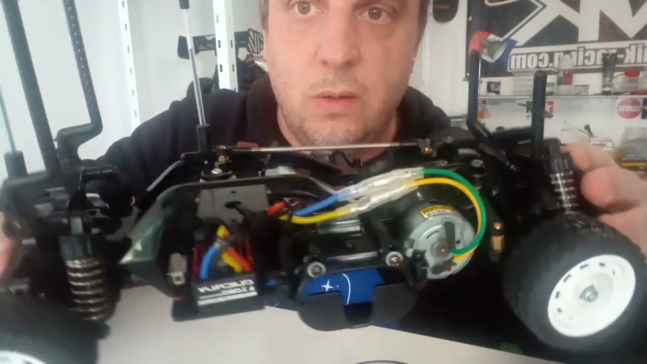 Changement de roue sur ma Tamiya M05 2Cv