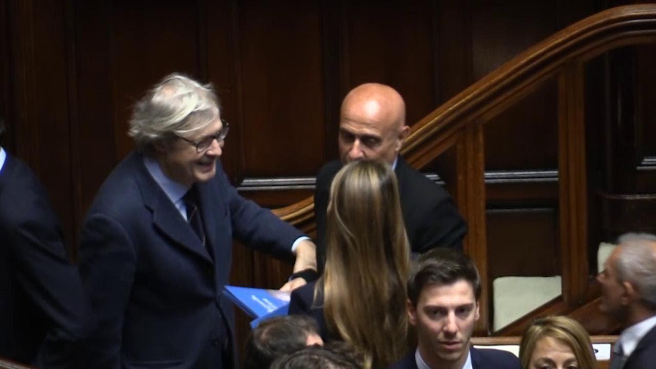 Camera, al via tra volti noti e matricole: Sgarbi con Minniti e Di Maio mostra le vetrate