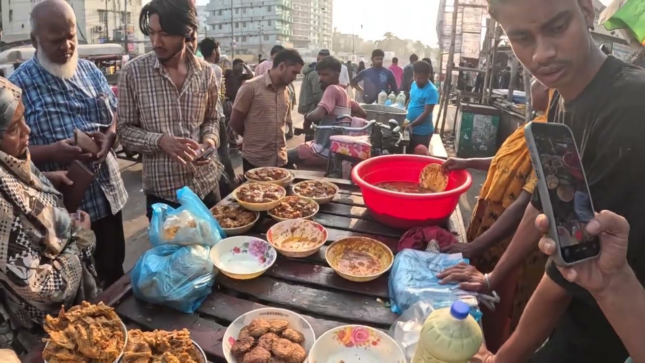 মাত্র ৬০০ টাকায় বিয়ে বাড়ির রাজকীয় আয়োজন! মিরপুর ১-এ গরু ও খাসির মাংসের মেলা!