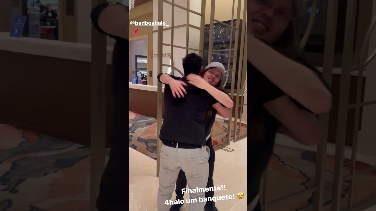 Forever Hugs Badboyhalo in Twitch Con Vegas &hearts;️&hearts;️  #4halo #qsmp #minecraft