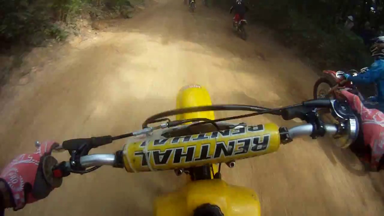1981 Yamaha YZ465 chasing Suzuki RM500 against modern bikes.