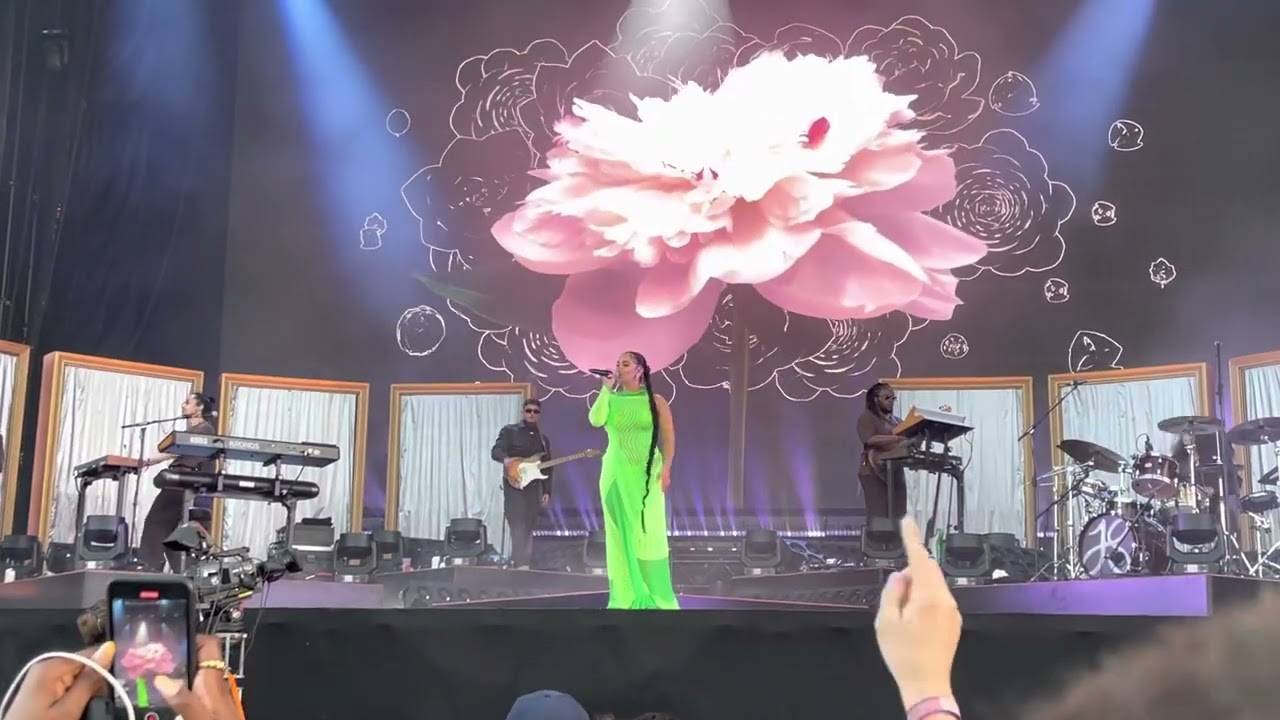 Jorja Smith - Addicted (live at Primavera sound 2022)