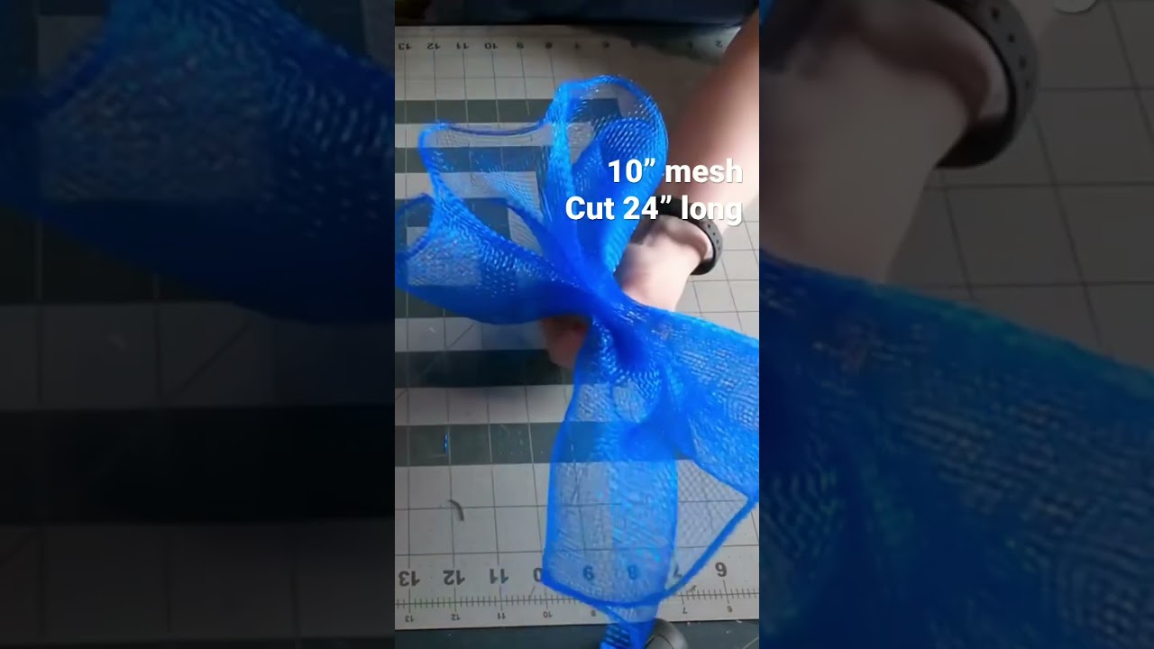 Deco mesh ruffles. Ruffling deco mesh #rufflewreath #decomesh #howtomakeawreath