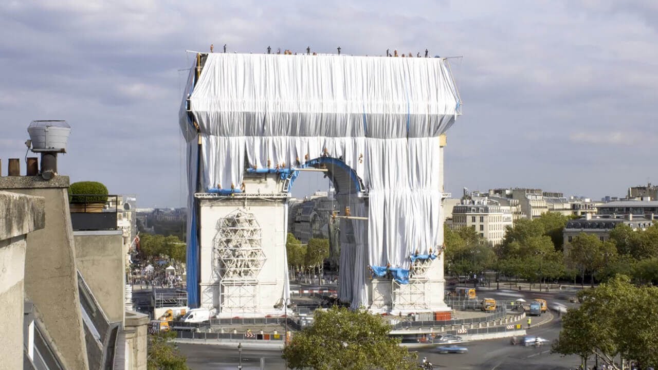 &lsquo;L'Arc de Triomphe, Wrapped&rsquo; by Christo and Jeanne-Claude | Time Lapse