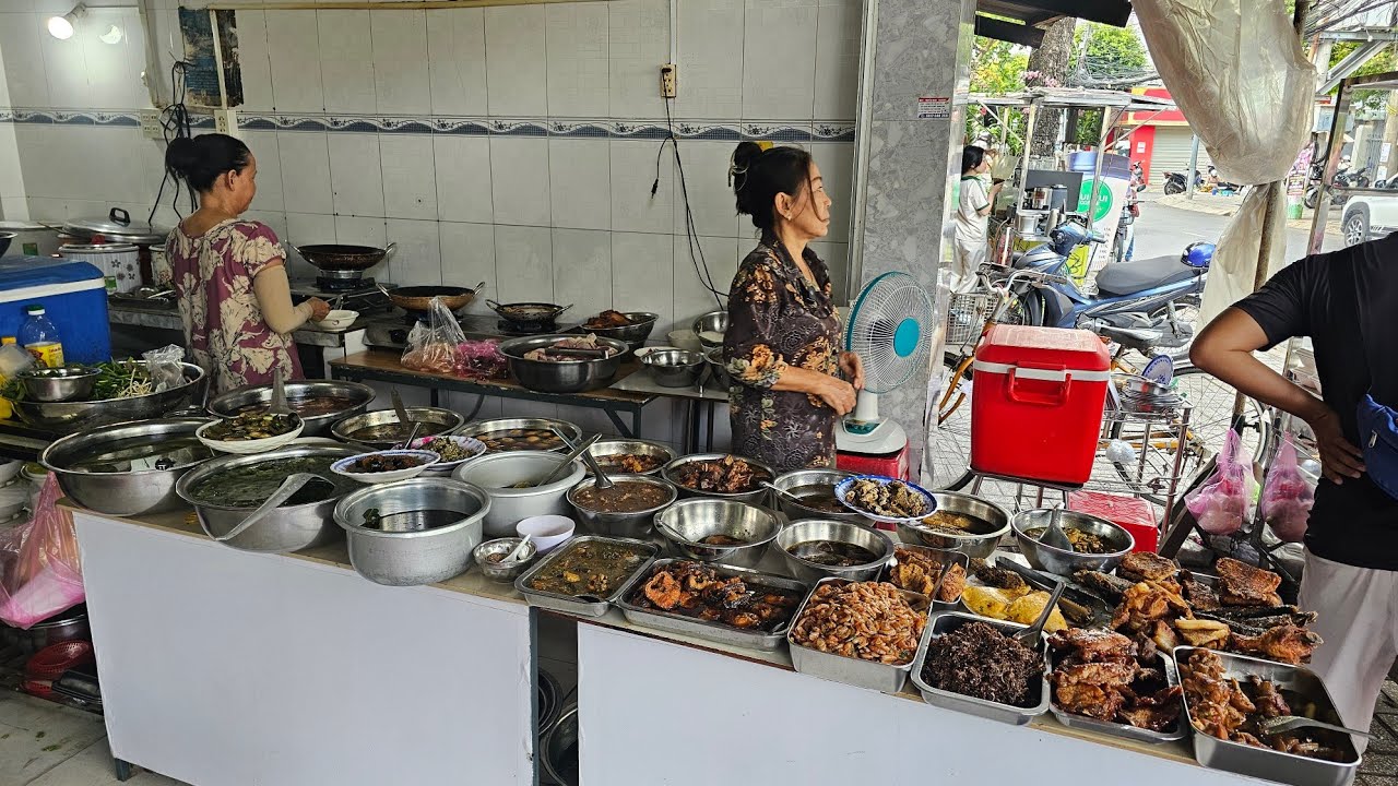 Quán cơm phần hơn 30 món làm đến đâu bán đến đó trông thật hấp dẫn