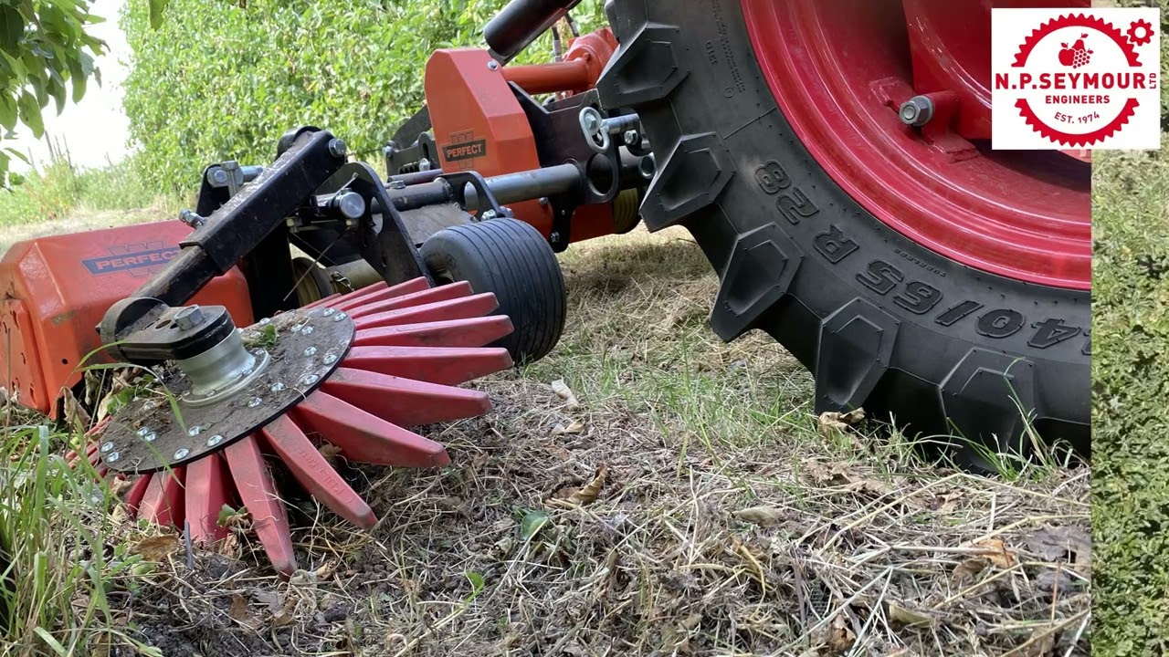 Perfect van Wamel's mechanical orchard weeder, the Terra Ranger.