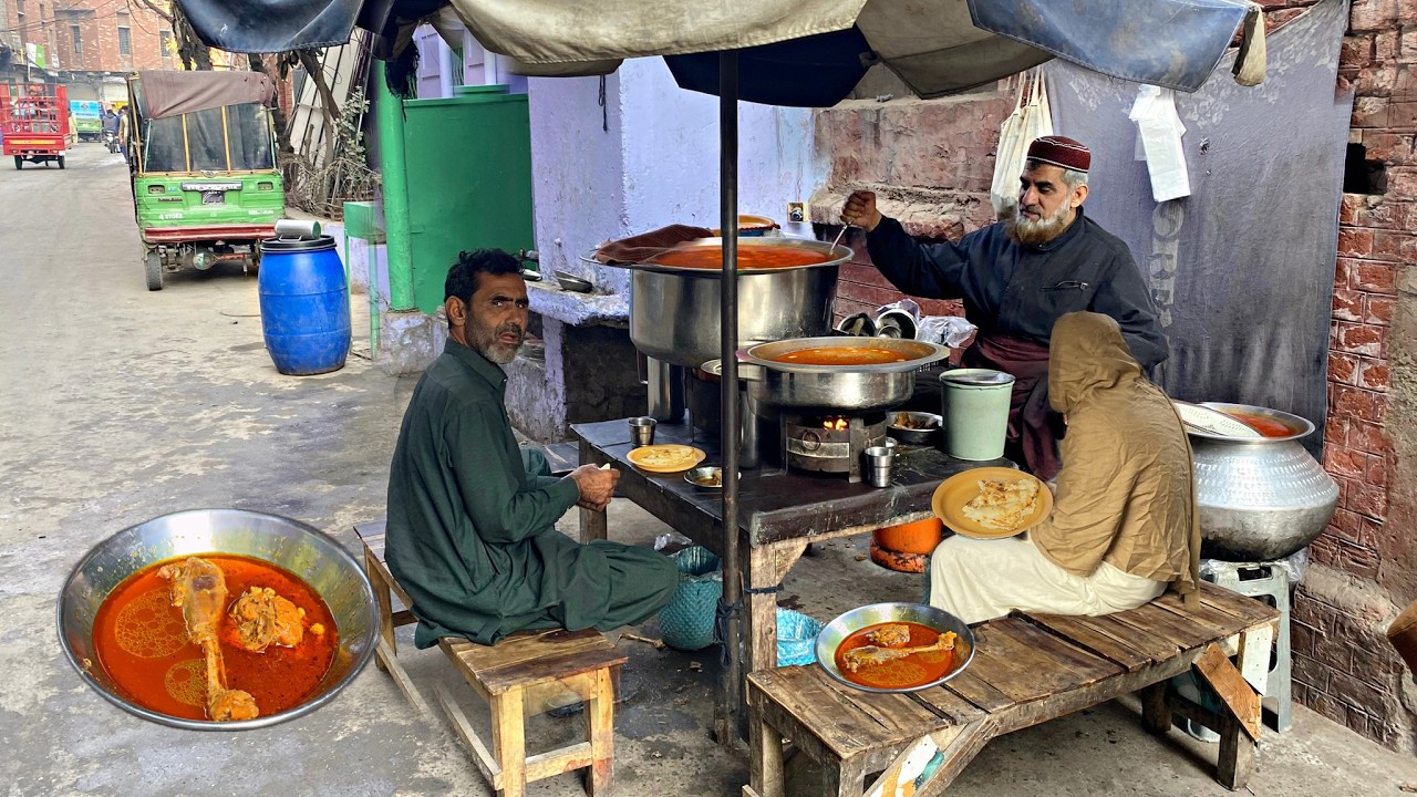 INSIDE LAHORE’S OLD-SCHOOL DHABA BREAKFAST 😍 | Desi Murgh & Anda Channay | Pakistani Street Food