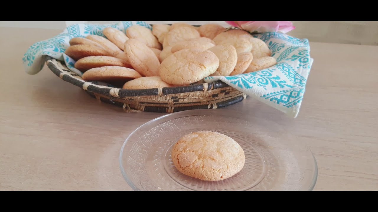 Amaretti bassi senza mandorla decorativa