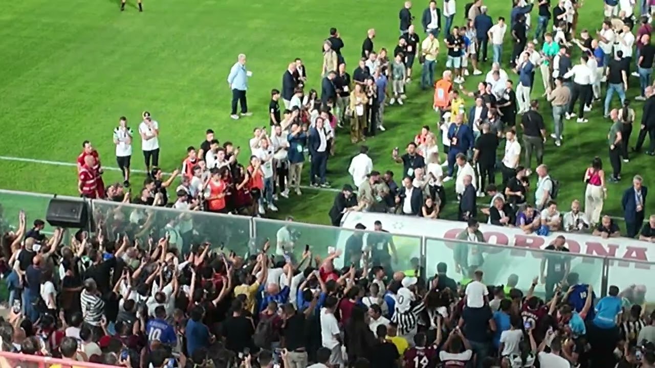 Roberto Baggio, che ovazione a Reggio Calabria: tutti in piedi al 