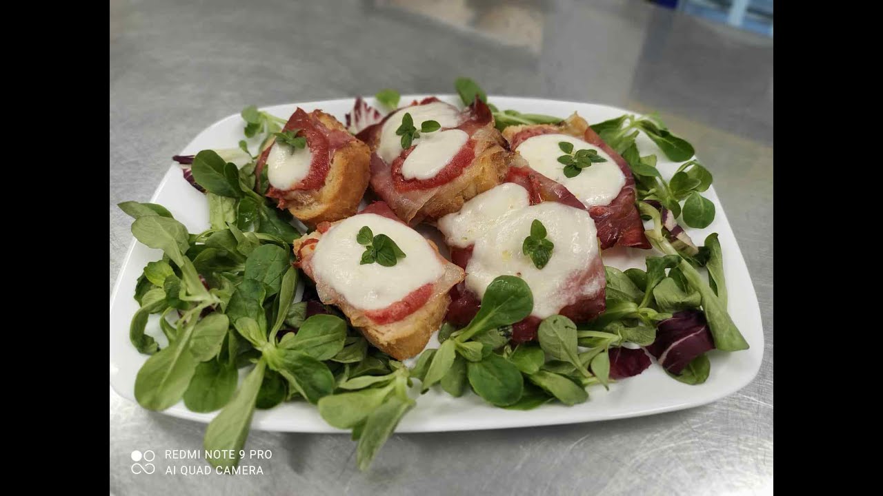 CROSTINI PROSCIUTTO CRUDO MOZZARELLA E POMODORO