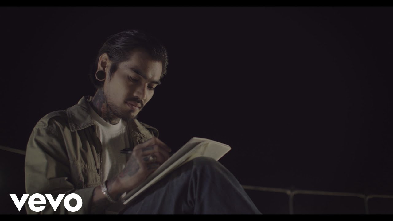 เล็ก พงษธร - พระจันทร์ที่ไม่เต็มดวง (Official Music Video)