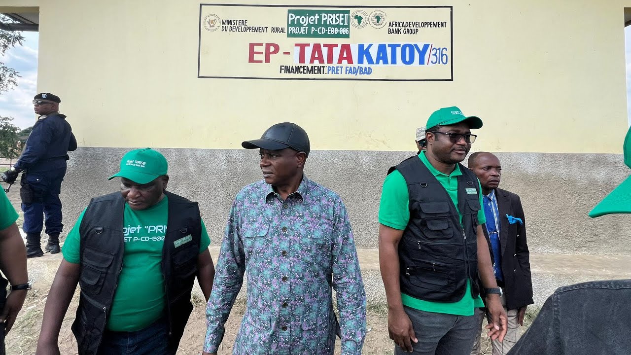 KWANGO/Dev. Rural/le ministre d’Etat Mutshail inaugure plusieurs ouvrages dans la province du Kwango
