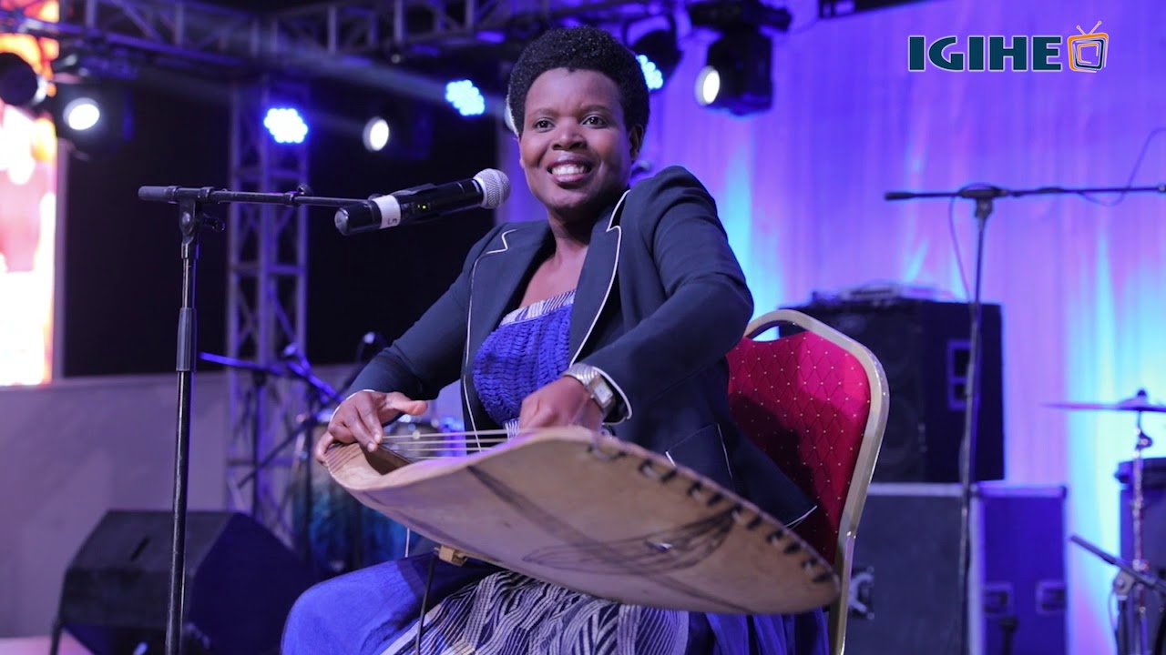 Sophie Nzayisenga yacuranze Inanga mu gitaramo cya Kayirebwa barumirwa