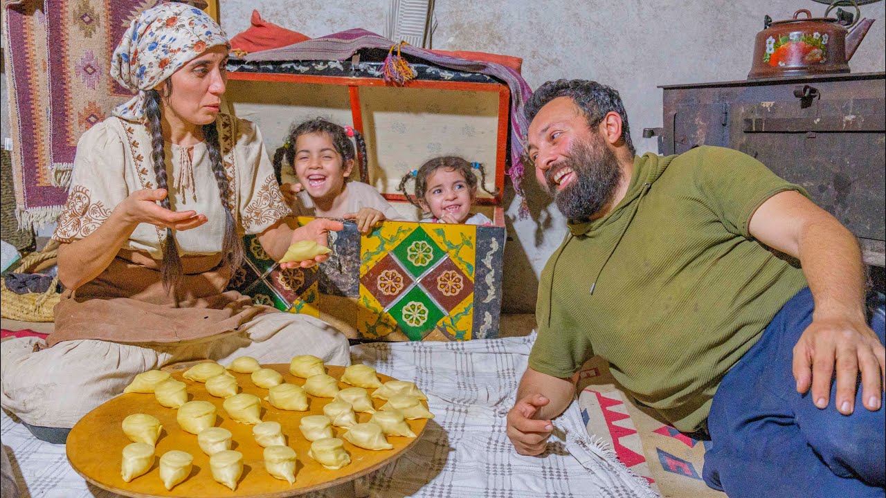 Холодный зимний день в деревне! Мама приготовила традиционный азербайджанский мясной кутаб