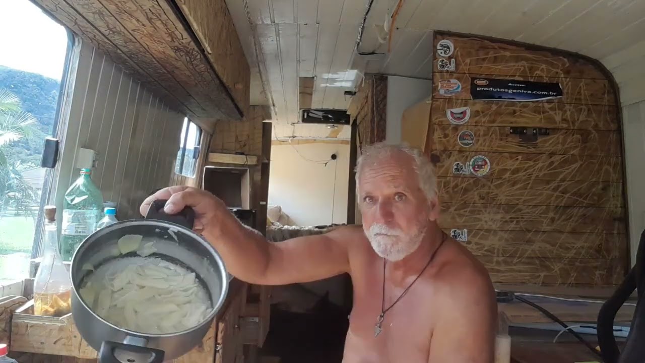 Como viver com litros  de gasolina  por dia e 6 reais  de comida  na estrada 