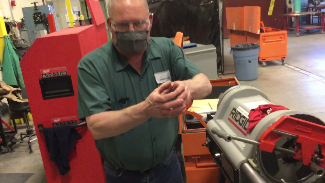 Pipe threading machine