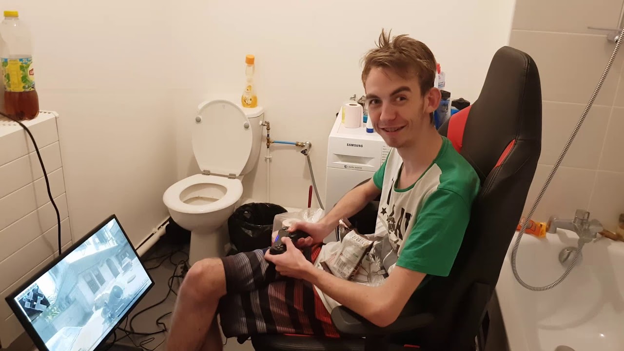 KENNY PASSE LA NUIT AU TOILETTE A JOUER A LA PS4
