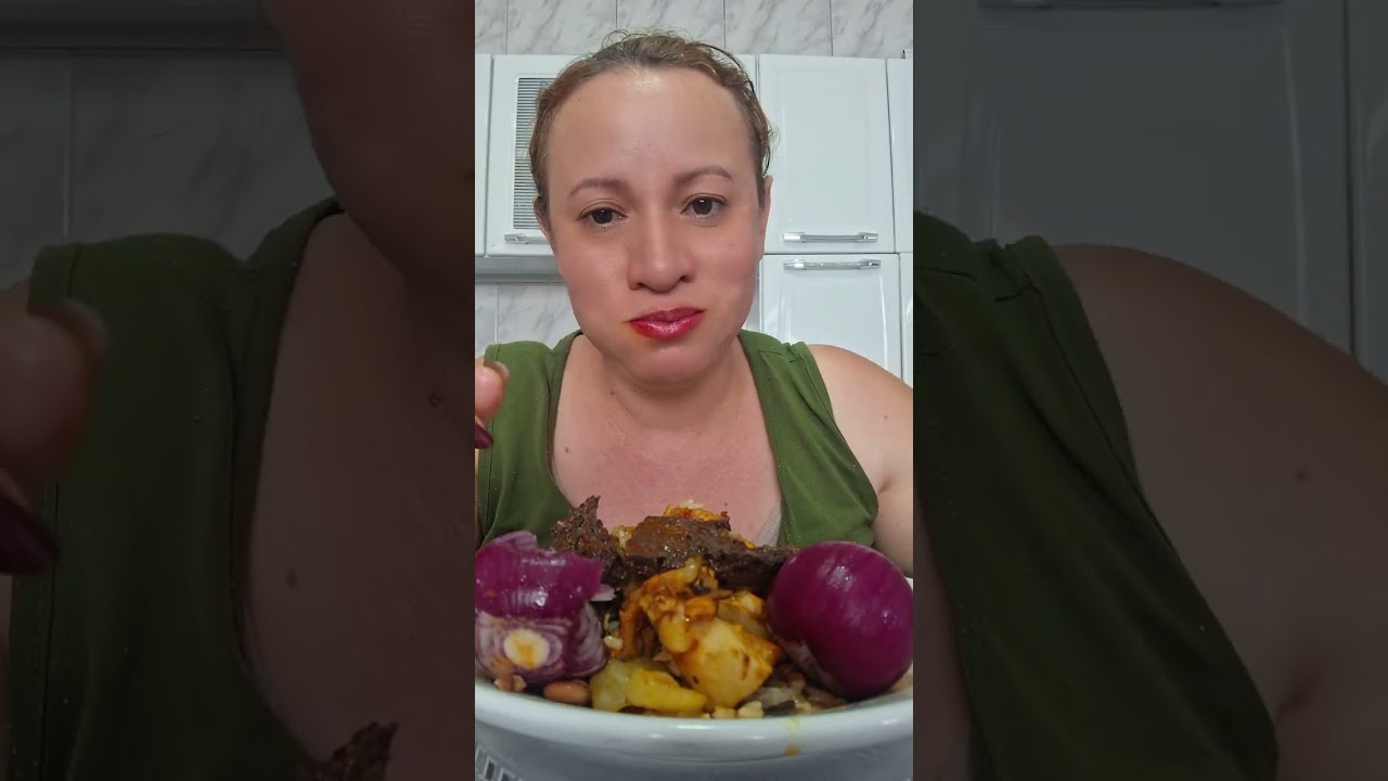 Almoçando arroz feijão e galinha cozida