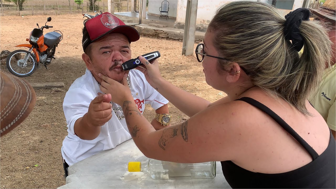 A SOBRINHA DE PILILIU RASPA O BIGODE DELE PELA METADE NA BRINCADEIRA DO DESAFIO 😂