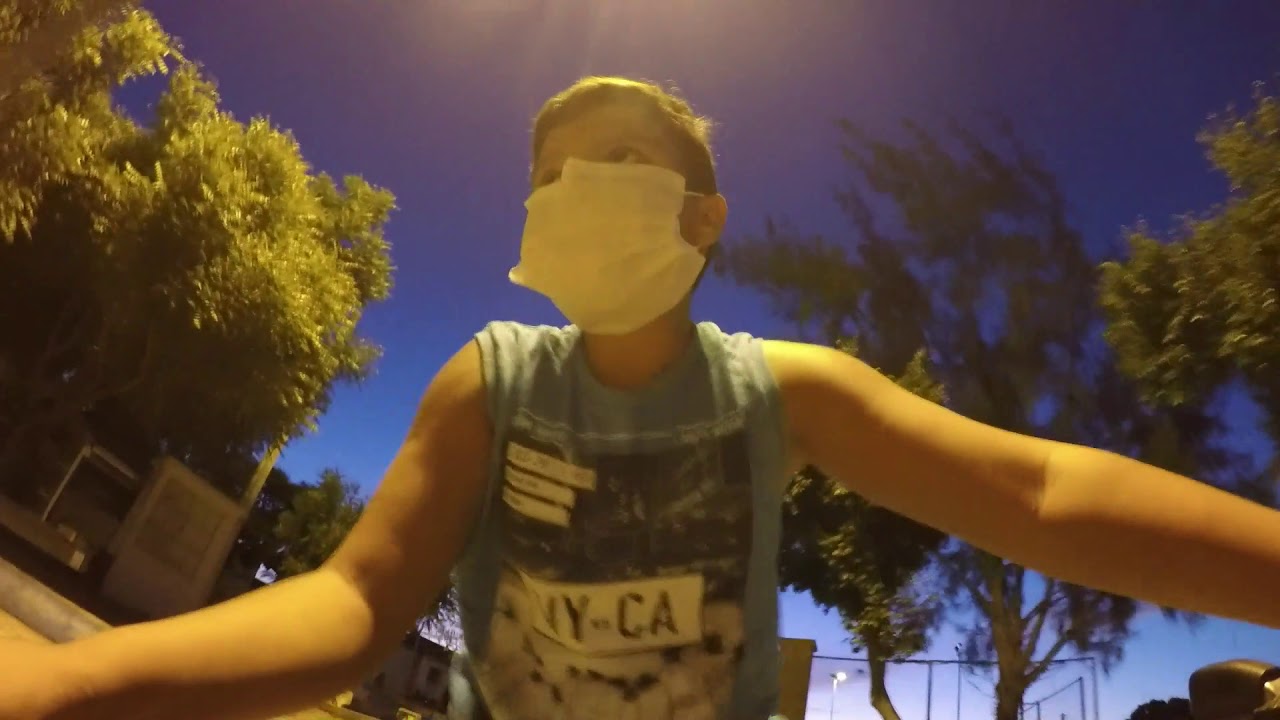 Davi na pra&ccedil;a andando de Bicicleta