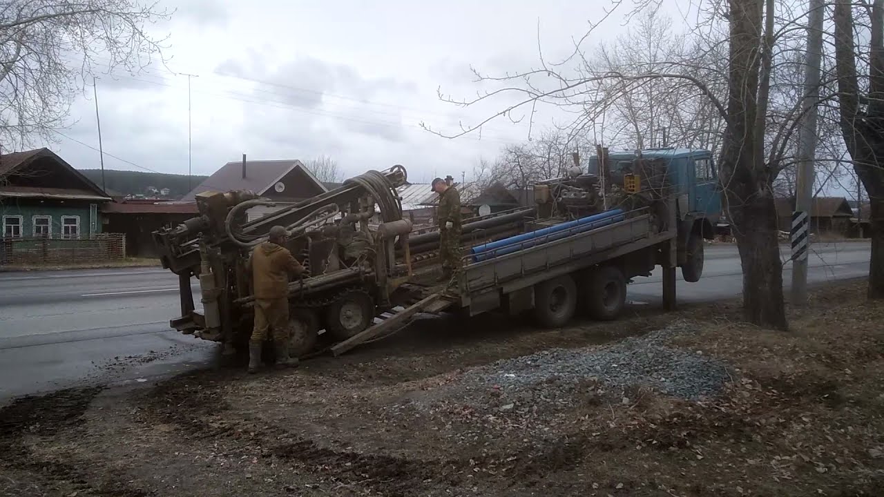 Бурение скважины малогабаритной установкой с пневмоударником.