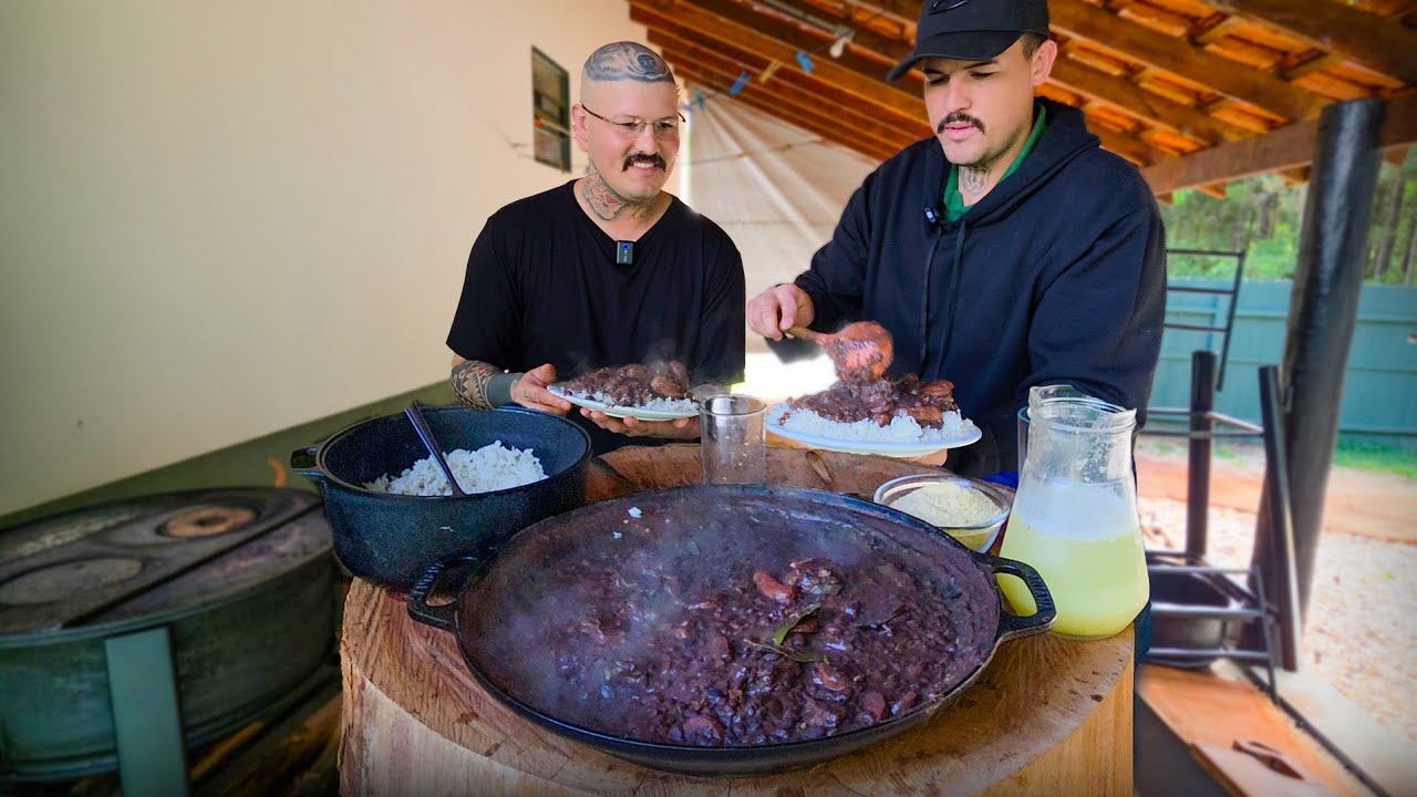 FAZENDO UMA FEIJOADA RAIZ NO FOGÃO A LENHA.