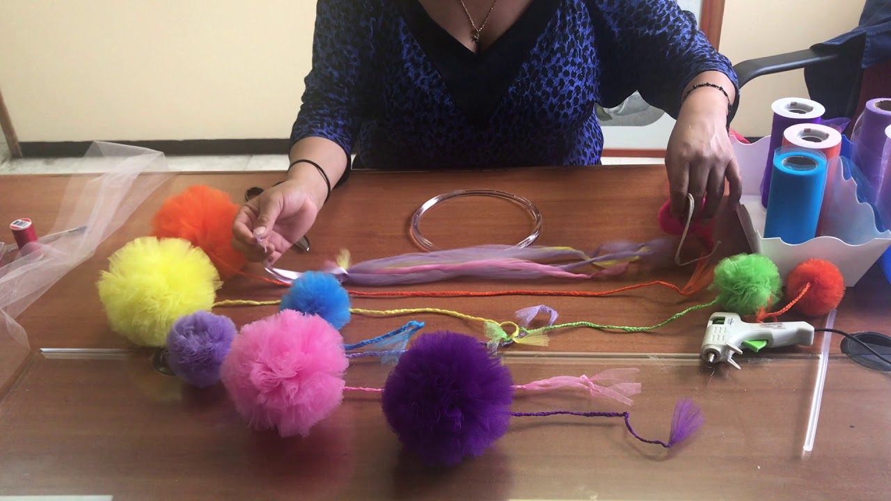 Cómo hacer un móvil con pompones de TUL