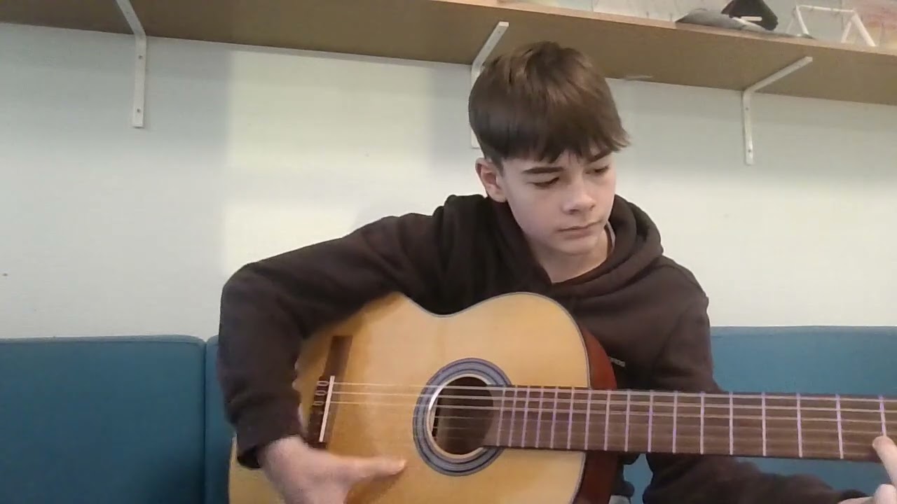 Oskar hegglund spiller gitar