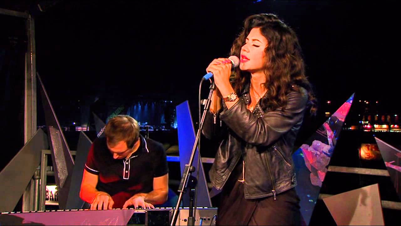 (HD) Marina and the Diamonds - Shampain (Acoustic) (Reading Festival 27/08/2010)