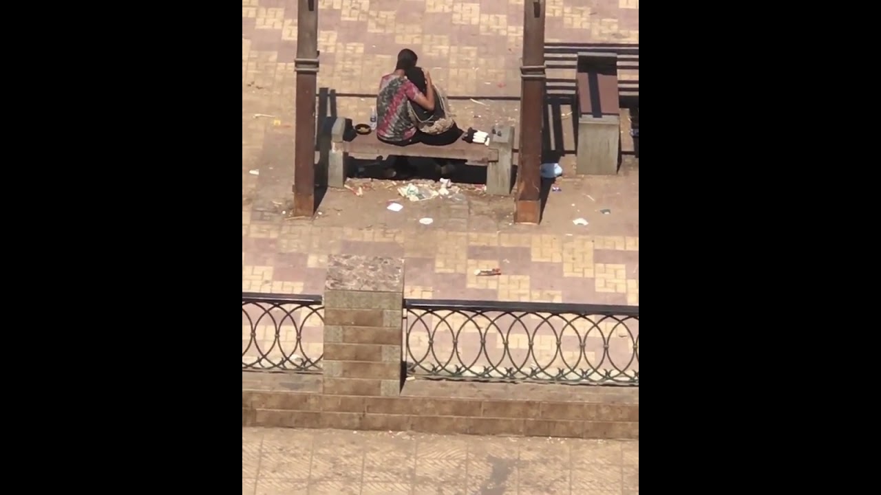 بالفيديو عـ ـلاقه جـ ـنـ ـسيــ ـه  بين شاب وفتاه فى وسط الشارع ..