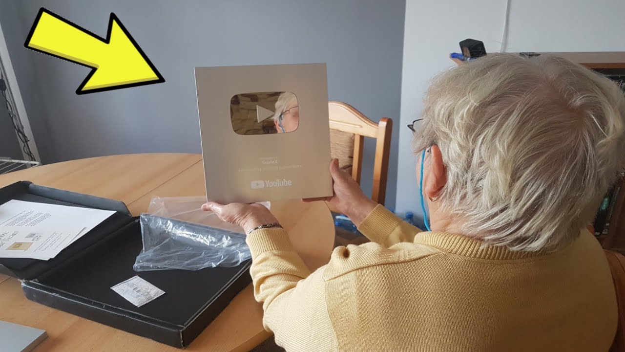MOJA BABCIA ZROBIŁA UNBOXING SREBRNEGO PRZYCISKU YouTube ZA 100K SUB&Oacute;W! *SPECIAL*