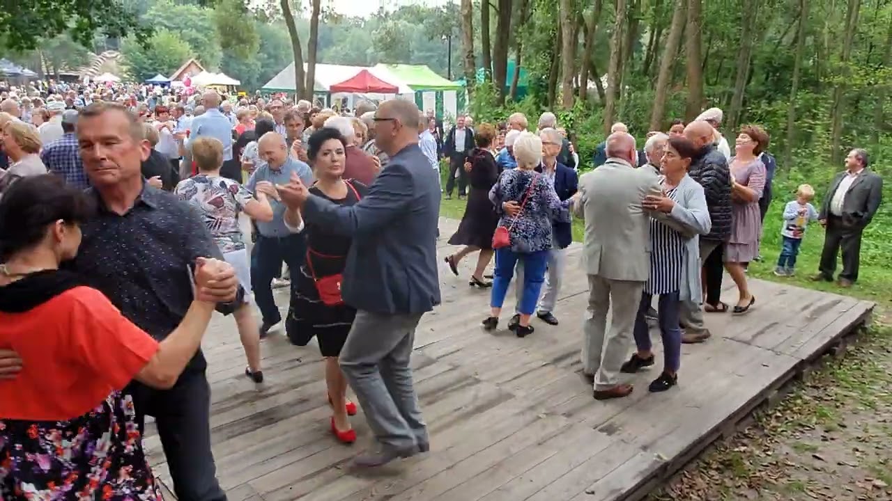 Ludowo i wesoło:Polka kapeli Tomasza Stachury dla fan&oacute;w muzyki ludowej w Muzeum Wsi Radomskiej.