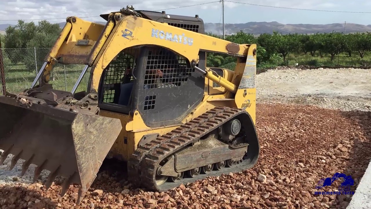 Spianamento rifiuto di cava con CK30 KOMATSU