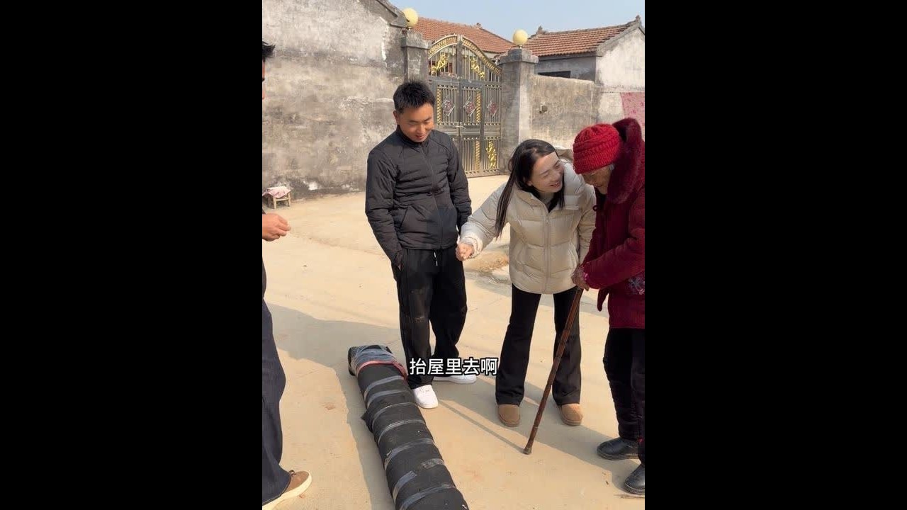 见见胳膊摔断快两年了，也一直没有锻炼太好，平常也没有拿过重东西，医生说今年刚拆完钢板，也不让用太大力，他的胳膊一直伸不直，有点弯曲，我给他买一个锻炼的，也不知道以后锻炼锻炼，胳膊还能不能恢复到以前那