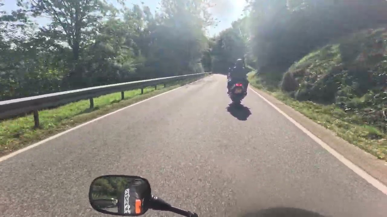 Lekkere afdaling tijdens de Classic Superbike Roadtrip 2025 in Duitsland.