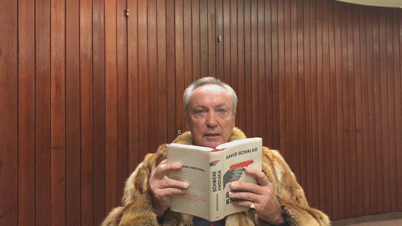 Udo Kier liest einen Satz aus &raquo;Schwere Knochen&laquo; von David Schalko