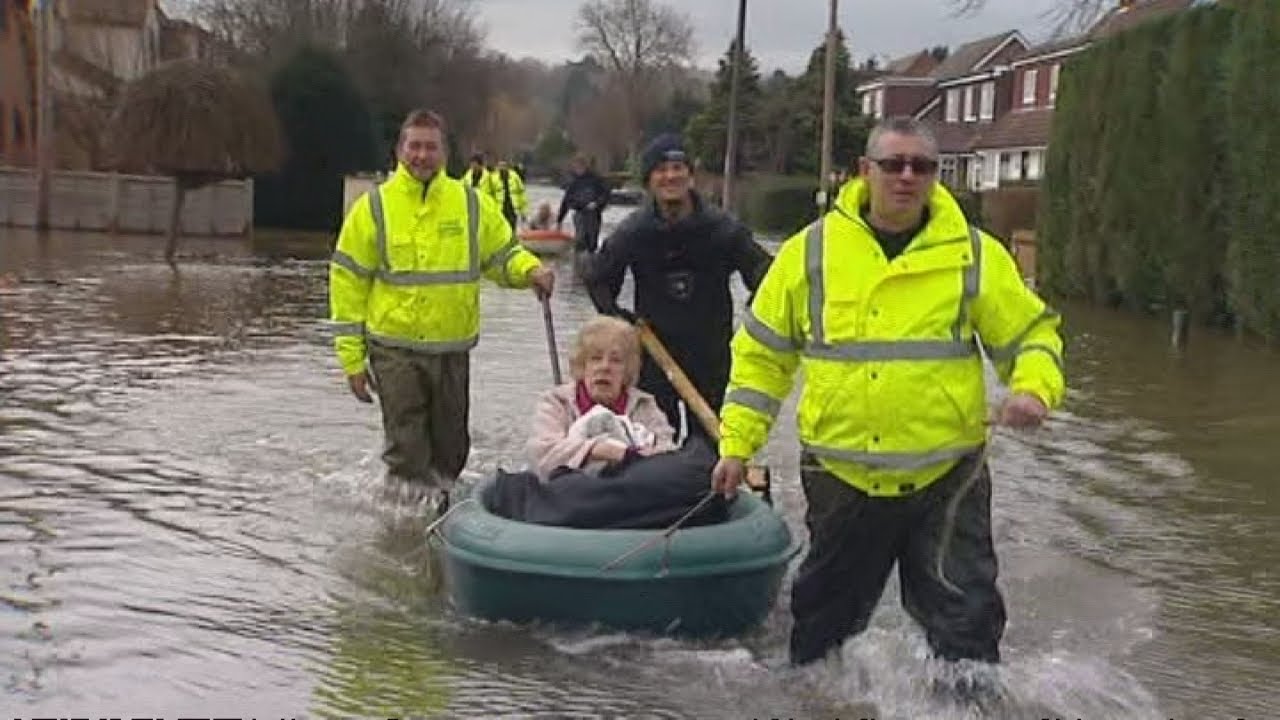 Families flooded out of the Thames