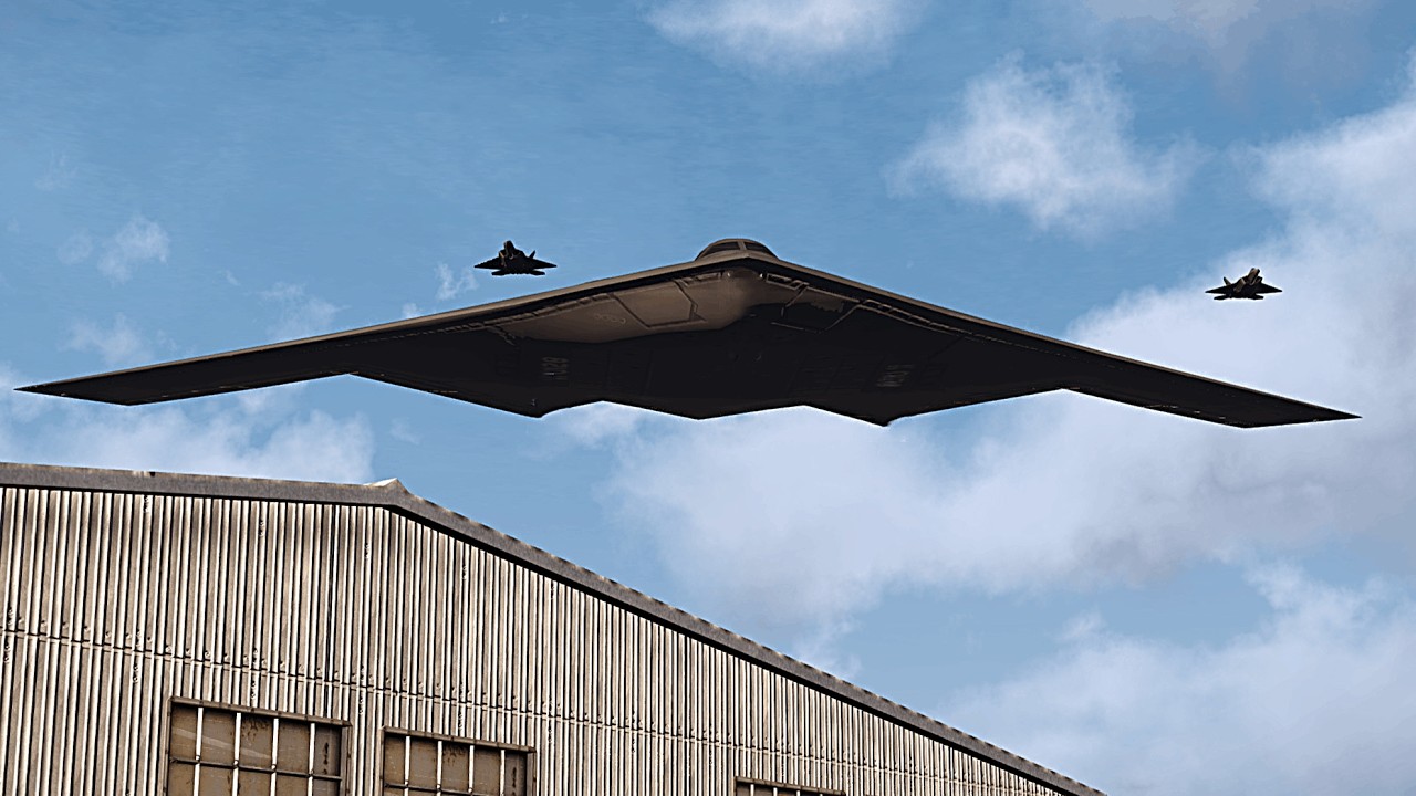 Момент, когда американские бомбардировщики-невидимки B-2 Spirit уничтожают ракетную базу Ирана.