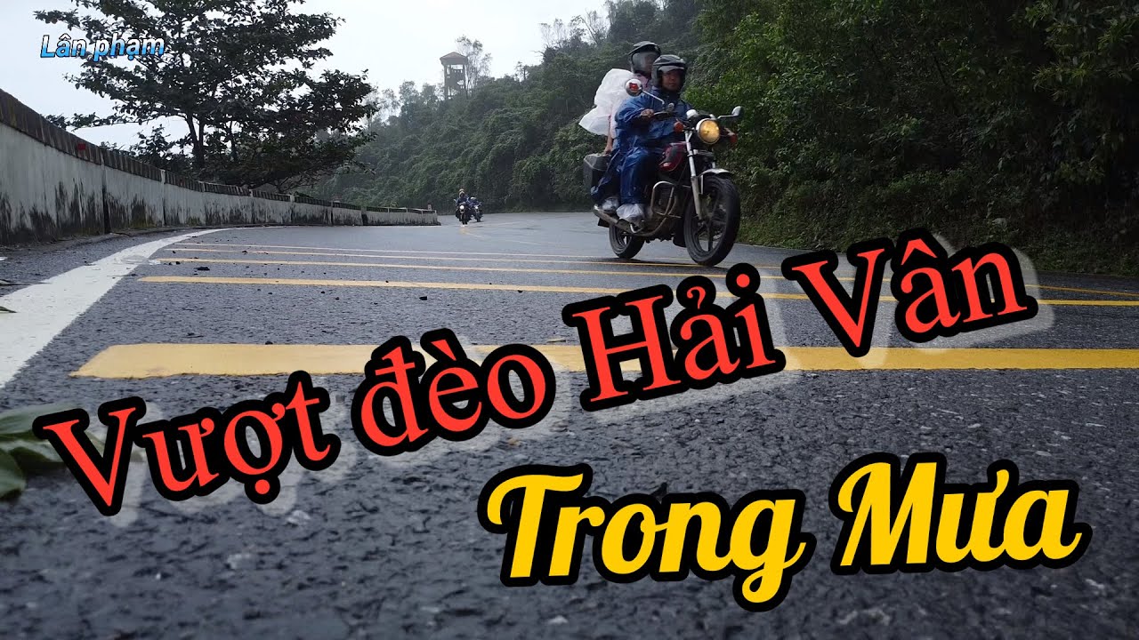 Vượt đèo Hải Vân trong Mưa 