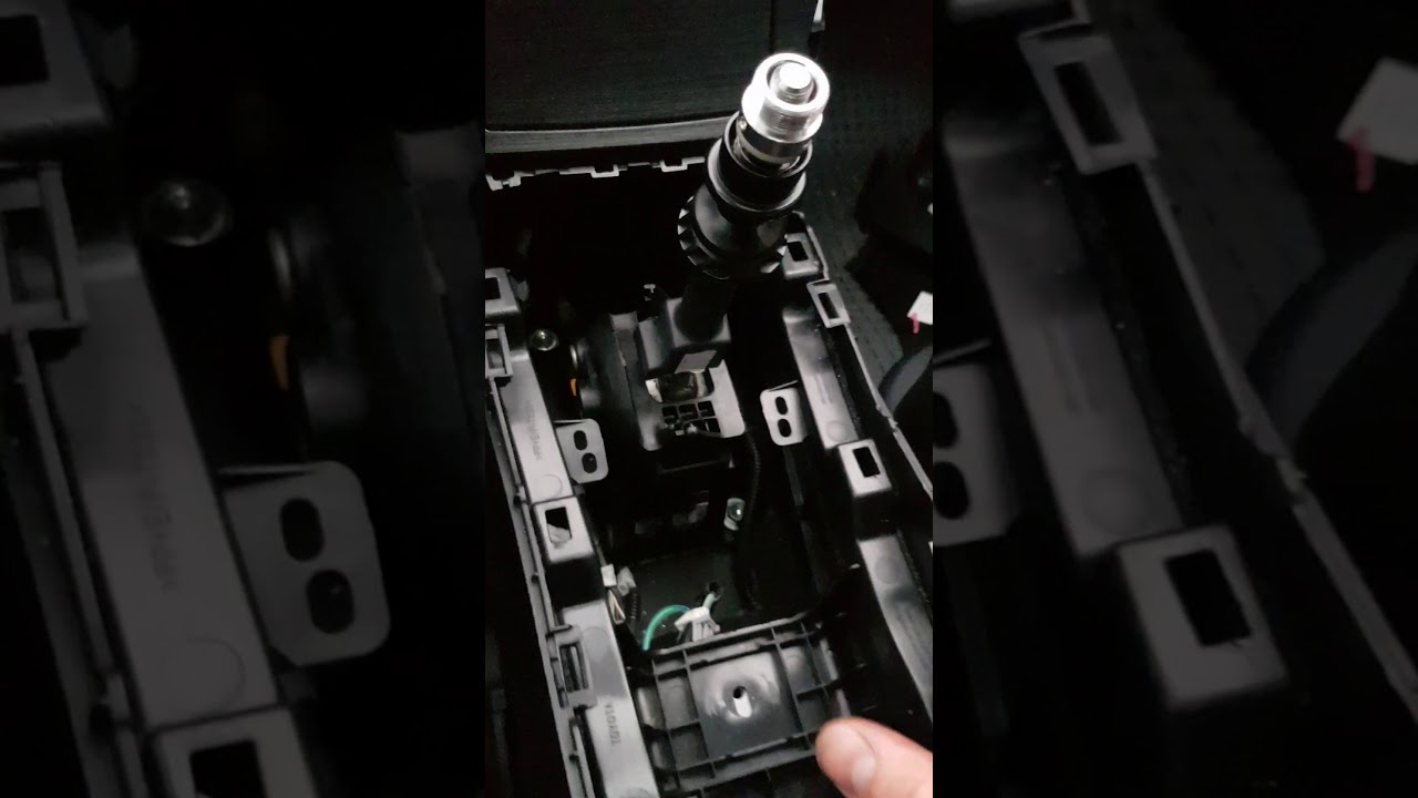 Demontaż tunelu środkowego i dzwignia zmjany biegów Toyota Avensis T27  2.0 D4D 2009 Kombi