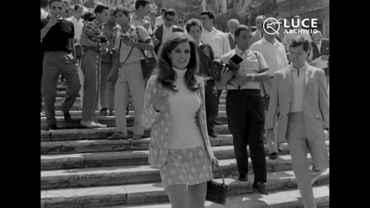 Una super minigonna per Raquel Welch a Piazza di Spagna