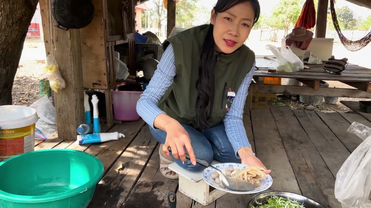 ของแซบอยู่กับผู้มักน้ำยาป่าตีนไก่หอมอร่อย🇱🇦