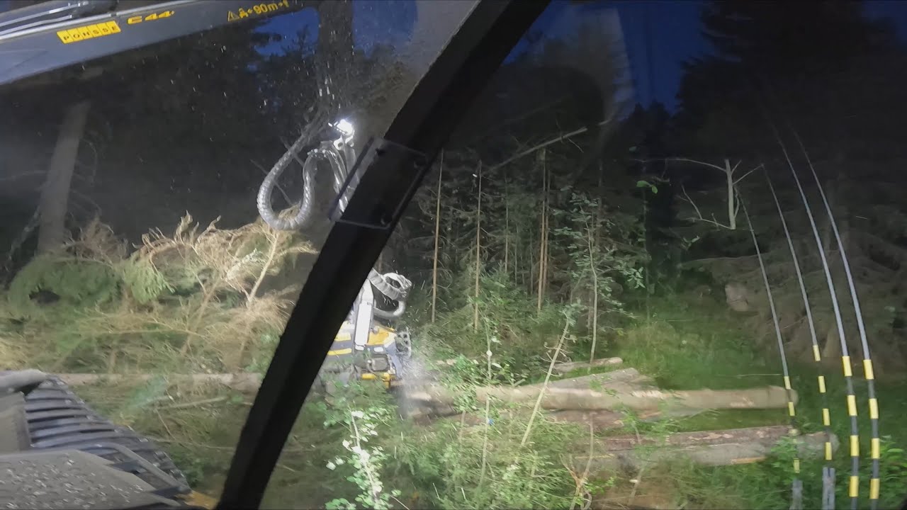 Maston lähellä hillittömän hyvää avohakkuutta tekemässä Ergolla yöllä. Ponsse Ergo AF C44+ H7.