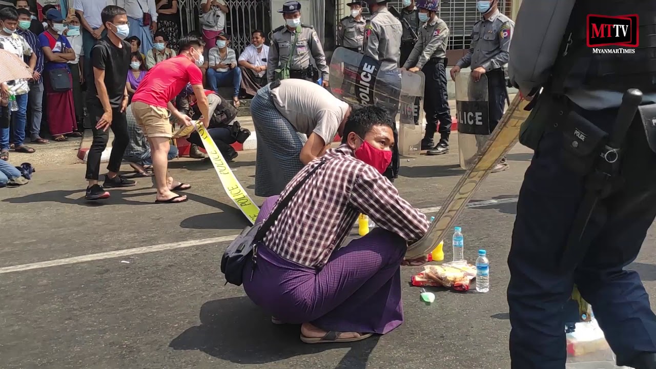 တပ်မတော်ရဲ့ အာဏာသိမ်းမှုအပေါ်ဆန့်ကျင်ကြောင်းနှင့် ဒီမိုကရေစီရရှိရေးအတွက် ဆန္ဒထုတ်ဖော်နေသည့်မြင်ကွင်း