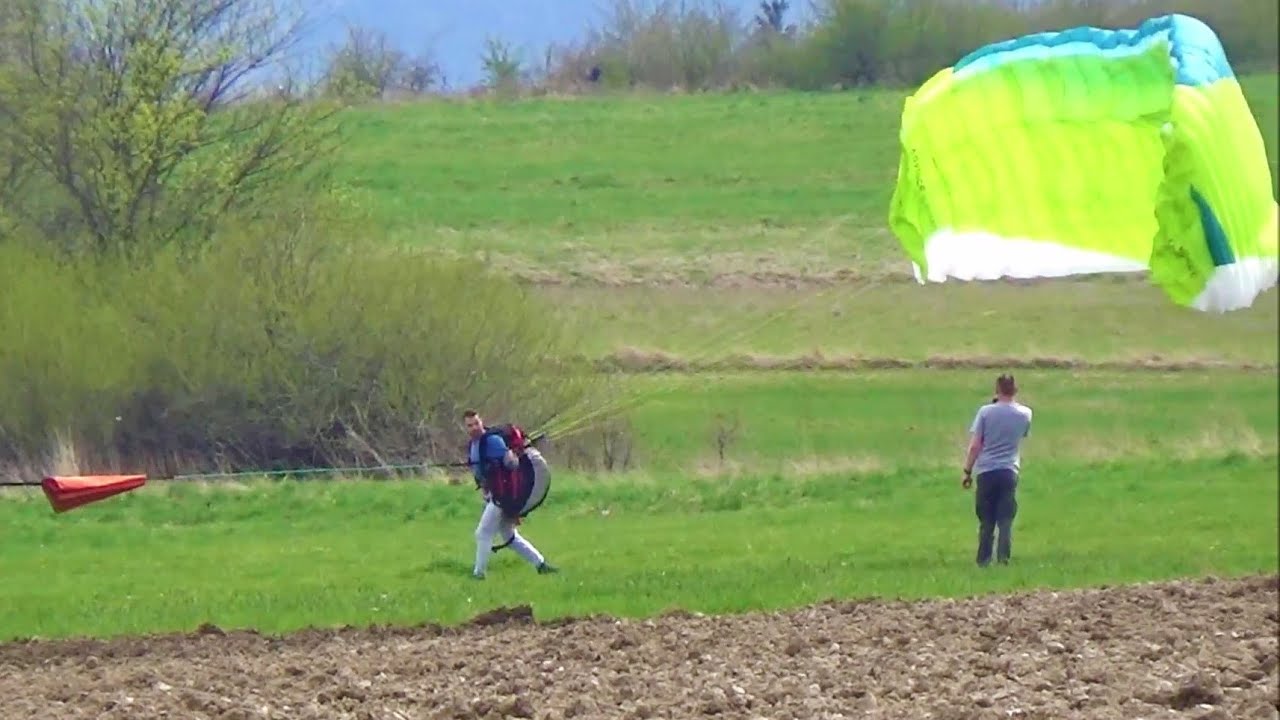 Start na paralotni za wyciągarki, loty, lądowanie.